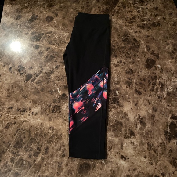 Fabletics Powerhold Crop - Like New - Picture 2 of 4